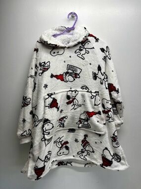 Peanuts Cozy fleece hoodie/blanket-style top featuring Snoopy